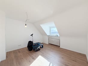Dachgeschoss trifft Charakter – Wohnen auf zwei Ebenen - Wohnzimmer