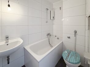 Dachgeschoss trifft Charakter – Wohnen auf zwei Ebenen - Badezimmer