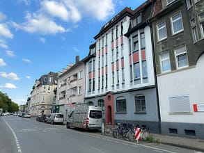 Zentral wohnen. Terrasse genießen. Zukunft sichern. - Hausansicht