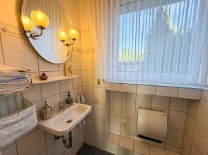 Mehr als nur vier Wände: Balkon, Grün und eigene Garage in Essen-Stadtwald - Gäste WC