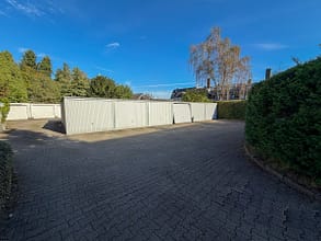 Mehr als nur vier Wände: Balkon, Grün und eigene Garage in Essen-Stadtwald - Garagenhof