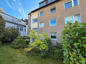 Mehr als nur vier Wände: Balkon, Grün und eigene Garage in Essen-Stadtwald - Hausansicht