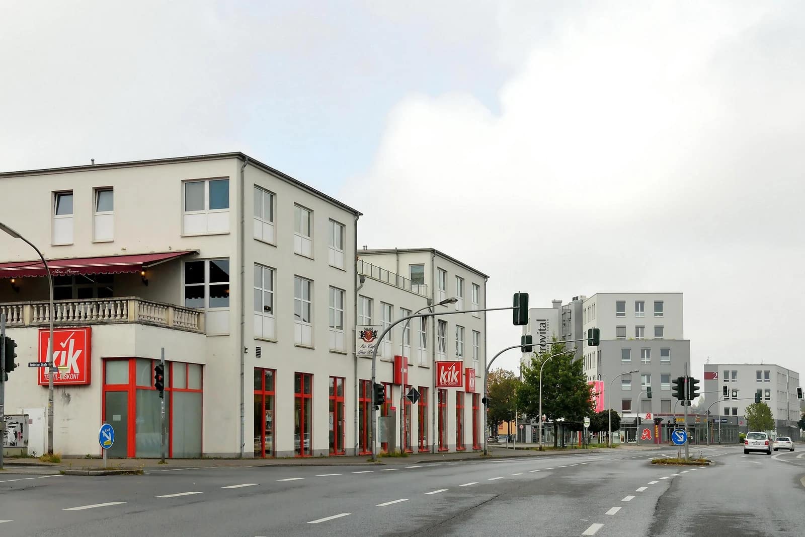 Kreuzung im Zentrum von Witten-Annen mit Geschäftshäusern im Erdgeschoss und Wohnungen darüber, dahinter neuere Wohnblocks