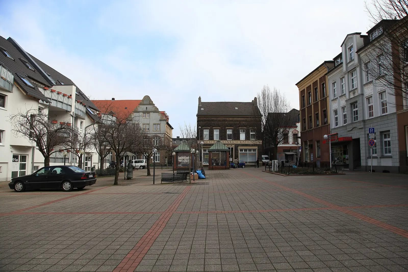Der gepflasterte Marktplatz von Witten-Annen zwischen Stockumer Straße und Hamburgstraße, umgeben von Wohn- und Geschäftshäusern