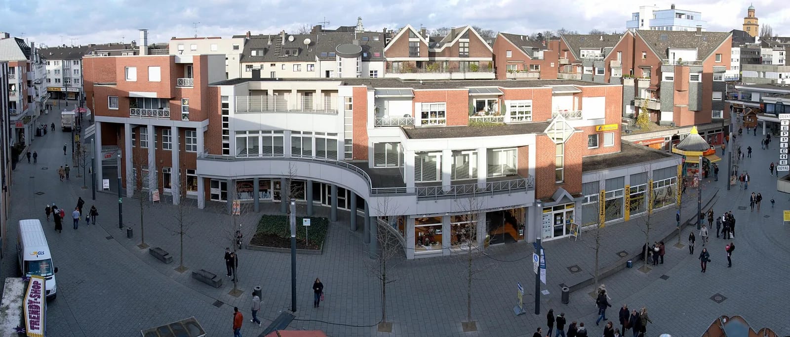 Blick von oben auf die Fußgängerzone der Wittener Innenstadt mit dem Citybogen, Geschäften im Erdgeschoss und Wohnungen darüber
