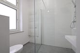 Kernsanierte Hofwohnung über 2 Ebeneren - große Terrasse, WE10 EG links // Bismarckhaus - Badezimmer – 2-Zimmer-Etagenwohnung in Essen