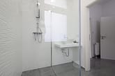 Kernsanierte Hofwohnung über 2 Ebeneren - große Terrasse, WE10 EG links // Bismarckhaus - Ebenerdige Dusche – 2-Zimmer-Etagenwohnung in Essen