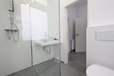 Kernsanierte Hofwohnung über 2 Ebeneren - große Terrasse, WE10 EG links // Bismarckhaus - Badezimmer – 2-Zimmer-Etagenwohnung in Essen