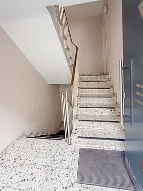 Zwischen Alltag und Rückzug – Balkonwohnung im 1. OG in Essen-Steele - Treppenhaus