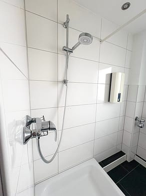 helle und moderne 1.5 Zimmer Wohnung mit Balkon, zentral in Holsterhausen - Dusche