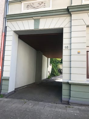 Garage im Hinterhof im Ostviertel - Hofzufahrt