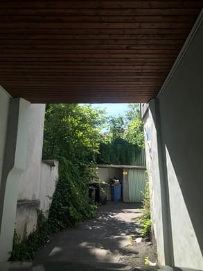 Garage im Hinterhof im Ostviertel - Hofzufahrt