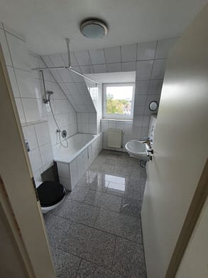 Helle 2-Zimmer-Wohnung in ruhiger Lage in Frohnhausen - Badezimmer