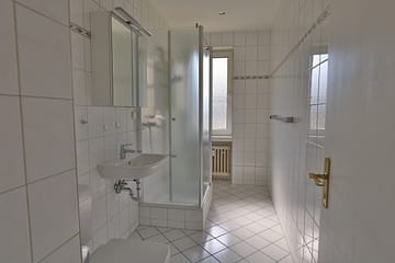 schöne Altbau Wohnung mit 3 Zimmer im Essener Süden mit großem Balkon - Badezimmer leer