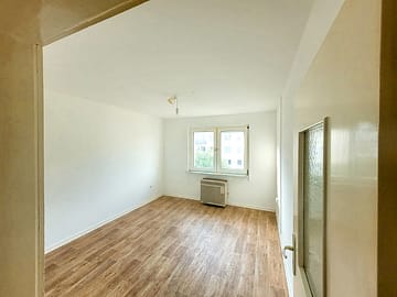 Gestalten Sie Ihr Zuhause selbst: renovierungsbedürftige EG Wohnung - Wohnzimmer