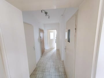 Gestalten Sie Ihr Zuhause selbst: renovierungsbedürftige EG Wohnung - Flur