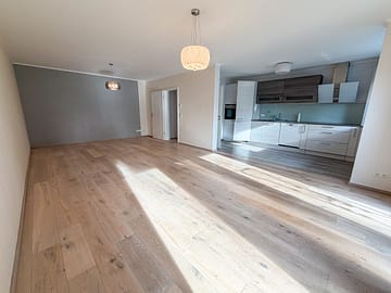 Terrassenwohnung mit Garten – Ihr Rückzugsort in Bredeney - Wohnzimmer mit offener Küche