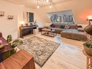 Zentrale Dachgeschosswohnung in Essen City – nur wenige Minuten zur Innenstadt - Wohnzimmer