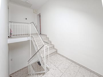 Licht, Luft und Lebensraum – charmante 3,5-Zimmer-Dachgeschosswohnung mit Balkon - Hausflur