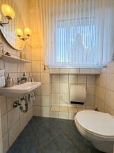 Mehr als nur vier Wände: Balkon, Grün und eigene Garage in Essen-Stadtwald - Gäste WC