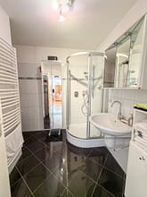 Mehr als nur vier Wände: Balkon, Grün und eigene Garage in Essen-Stadtwald - Badezimmer
