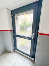 Investieren. Halten. Wachsen. - Hauseingangstür